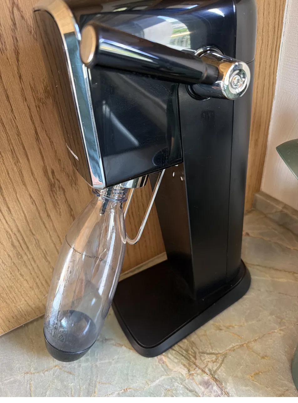 Fixing the SodaStream bottle into place
