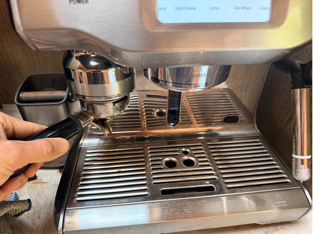 Portafilter attached to the grinder